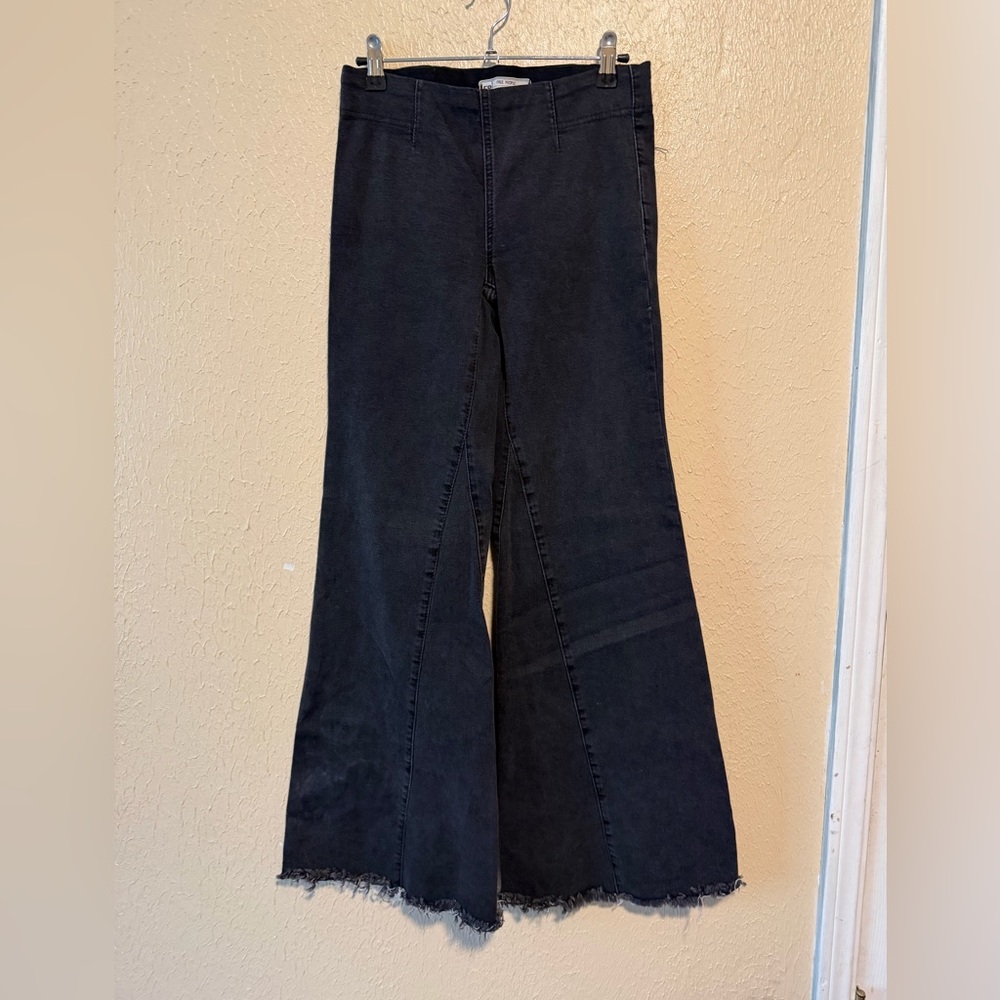 Free People Black Frayed Hem Pull-On Bell Bottom Flare Jeans Size 25 Stretchy